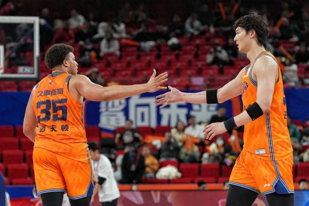 天津男篮严防死守，稳步推进比赛进程