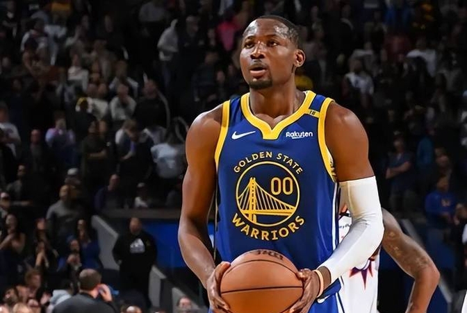 开云体育官方网站-骑士队惊险逆转勇士，成为黑马