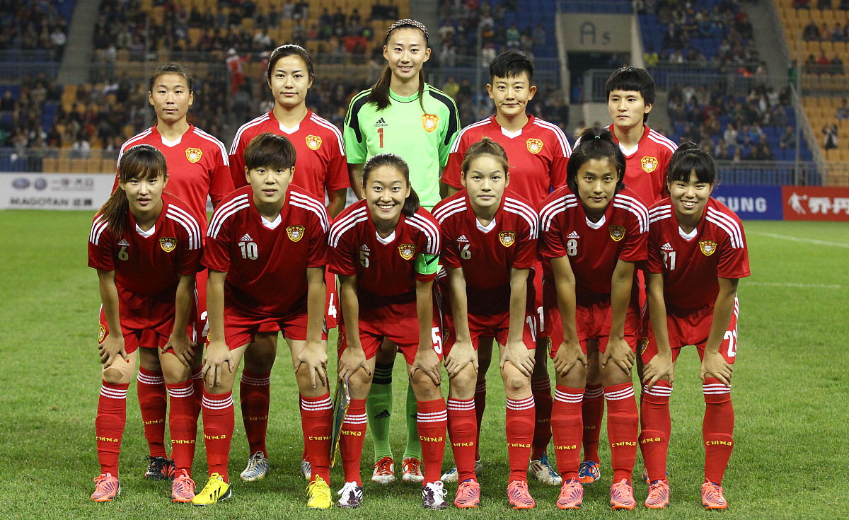 赛场上女子足球队表现出色，获得观众喝彩的简单介绍