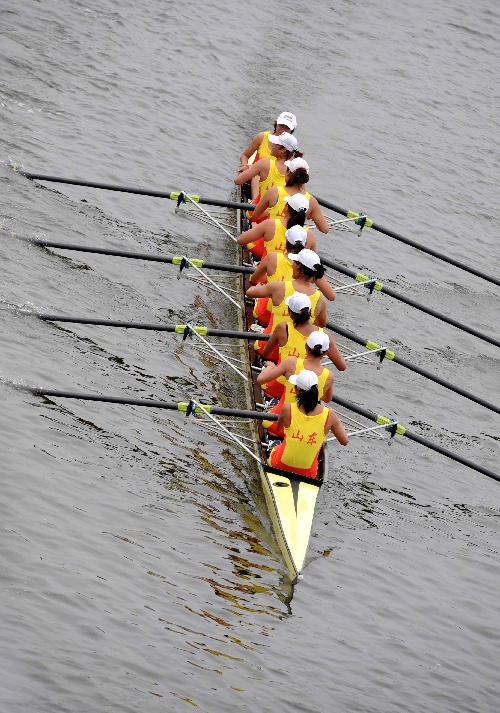 南非赛艇选手奋勇拼搏，掀起波澜的简单介绍