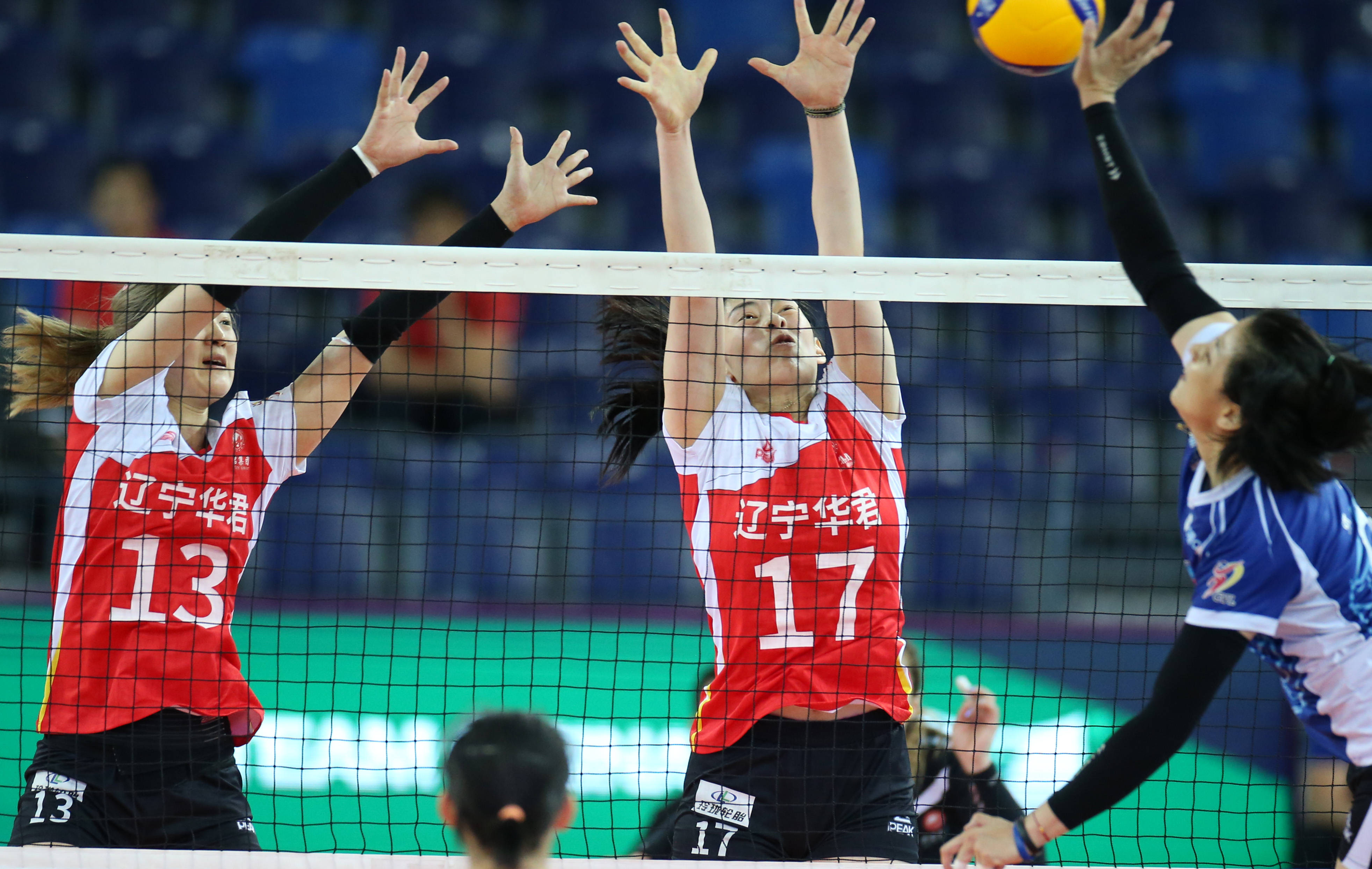 精彩比赛中球员展现出了高超技术