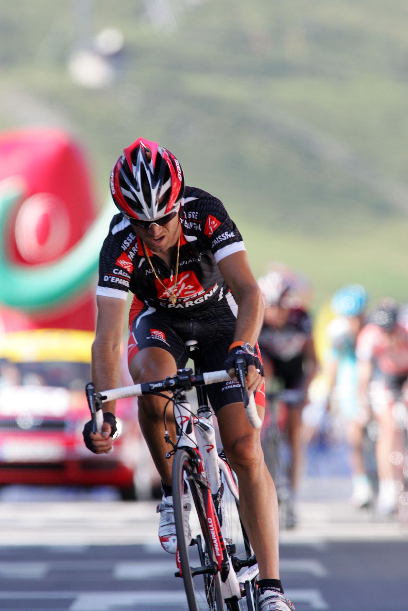 比利时选手在自行车赛场斩获胜利