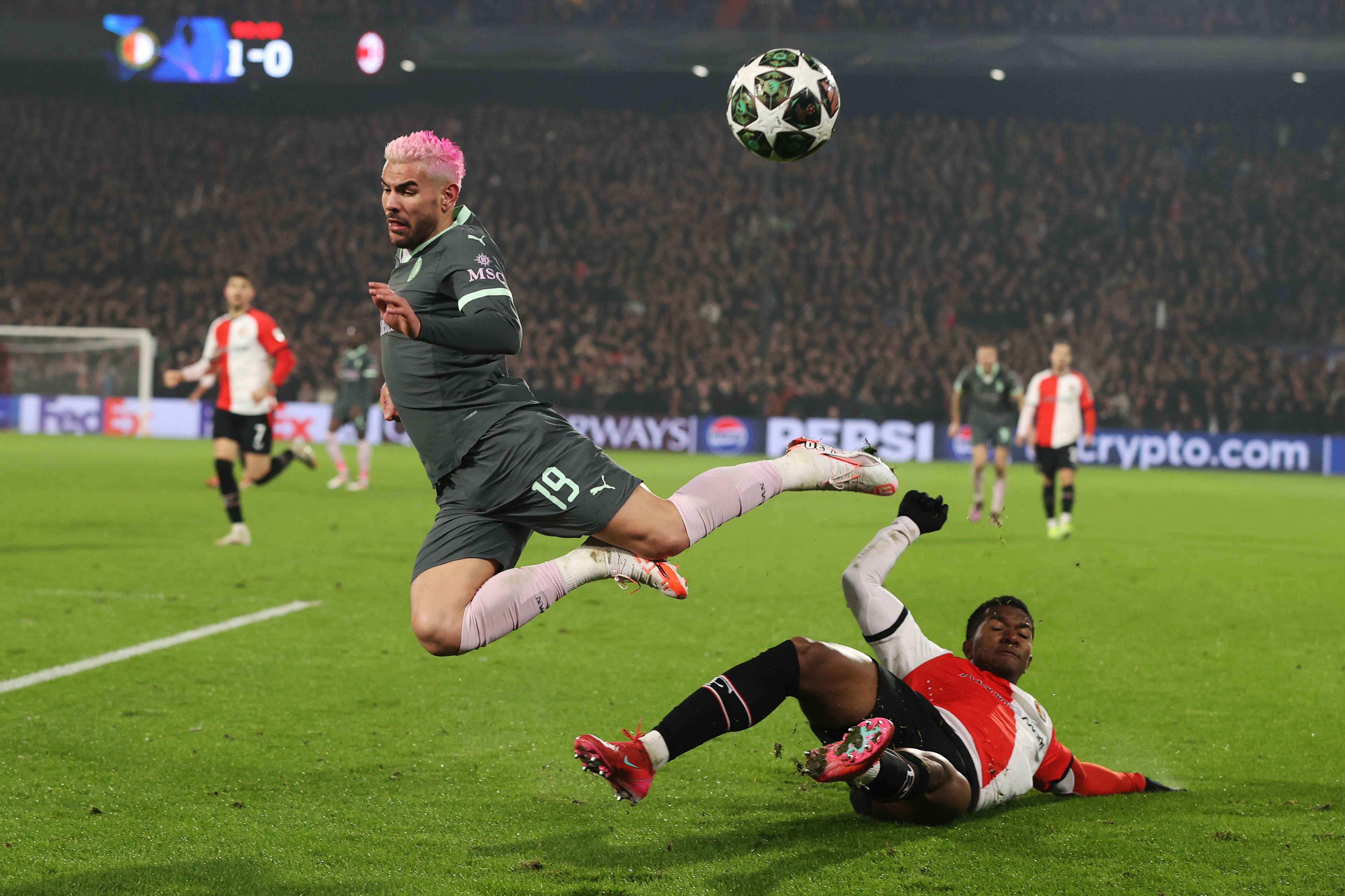 足球男子争夺季军，赛况激烈複杂