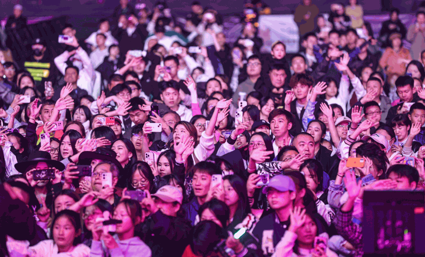 火爆的比赛场面，让观众沉浸在激情和欢乐中