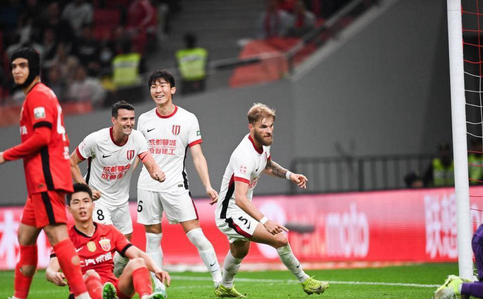 夺冠在望！实力强劲球队轻松晋级