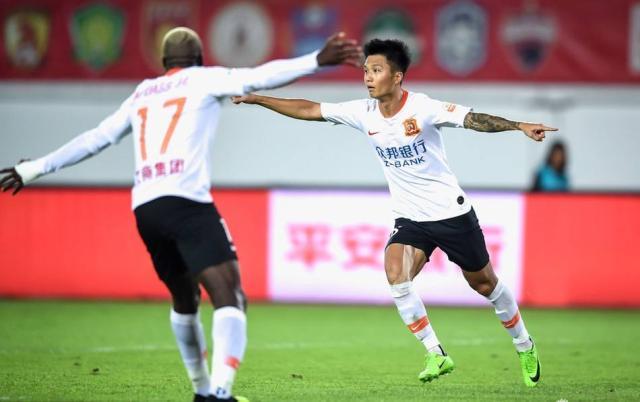 开云下载-广州恒大遭遇连败，引发球迷热议