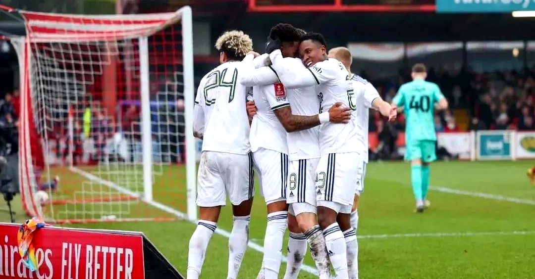 关于利兹联继续保持不败，稳固前六席位的信息