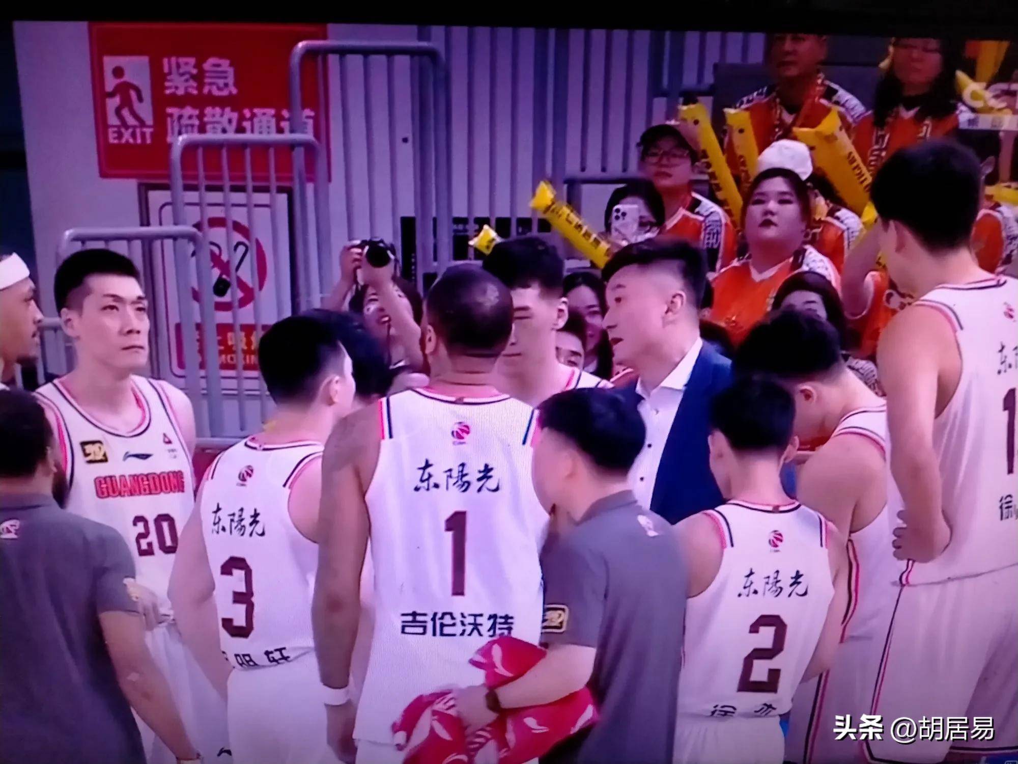 广东男篮抢夺比赛胜利，积极贡献