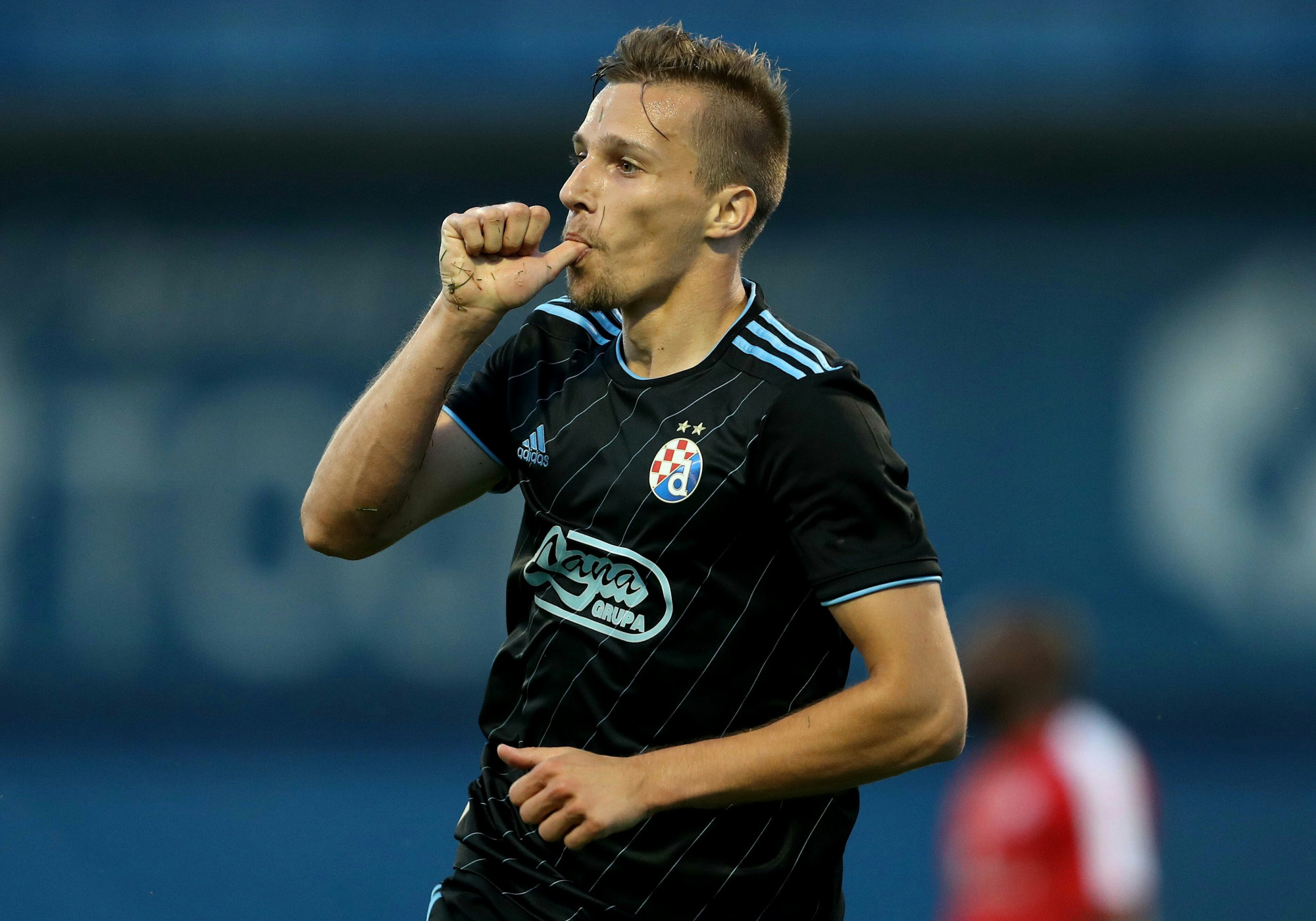 开云体育入口-神奇一幕：年轻球员建功领先反超