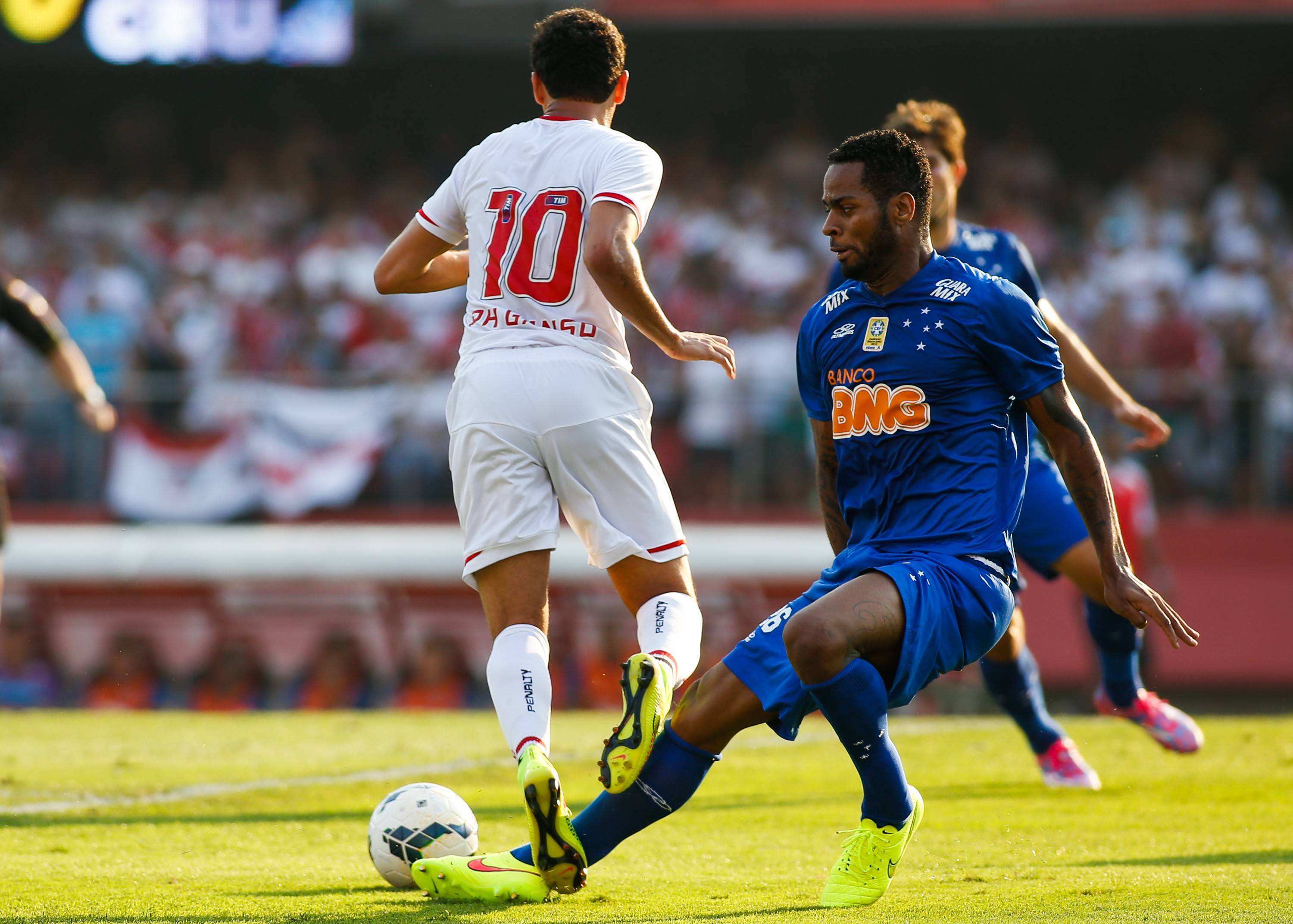 精彩绝伦：足球赛场上的争夺的简单介绍