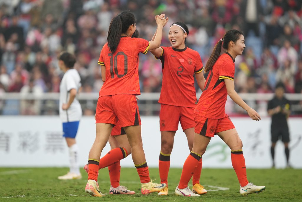 我国女足选手取胜，晋级下一轮比赛