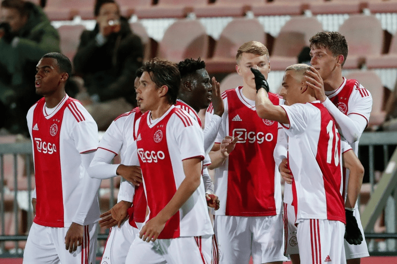 阿贾克斯精彩比赛，点亮青春活力