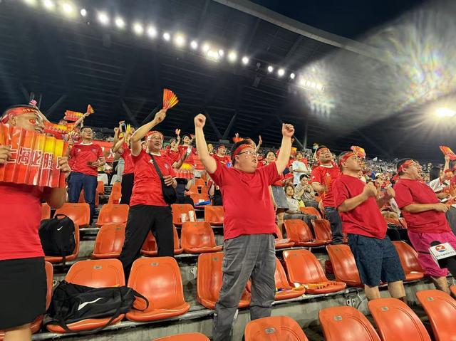 南美女足赛事精彩纷呈，球迷热情参与