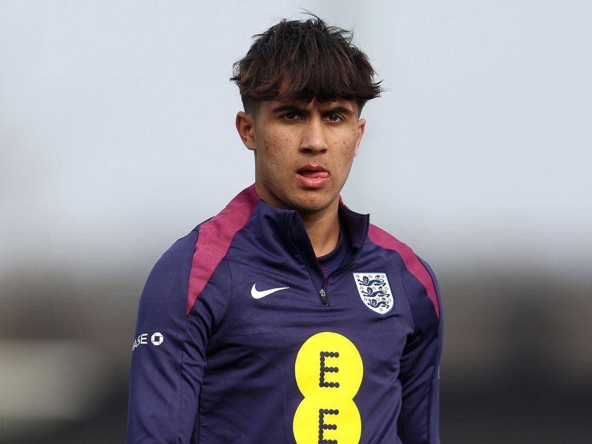 包含曼城宣布续约主力中场，稳固中场实力的词条