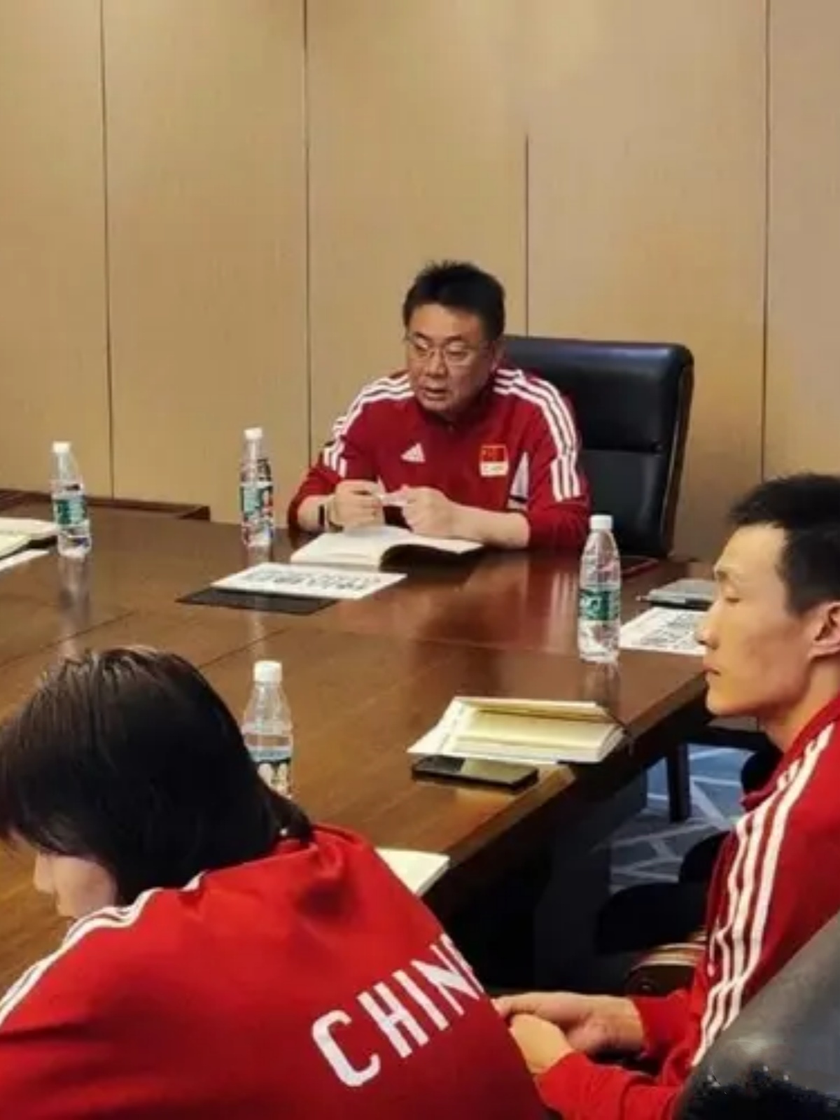 教练因指导不当被指责，反应强烈