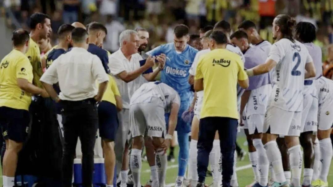 利兹联主场与土超冠军激战，最终战平