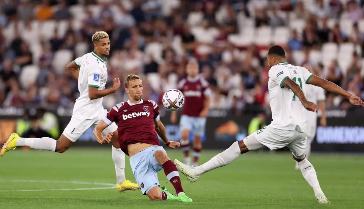 皇马勇夺胜利，球场上不怕风浪