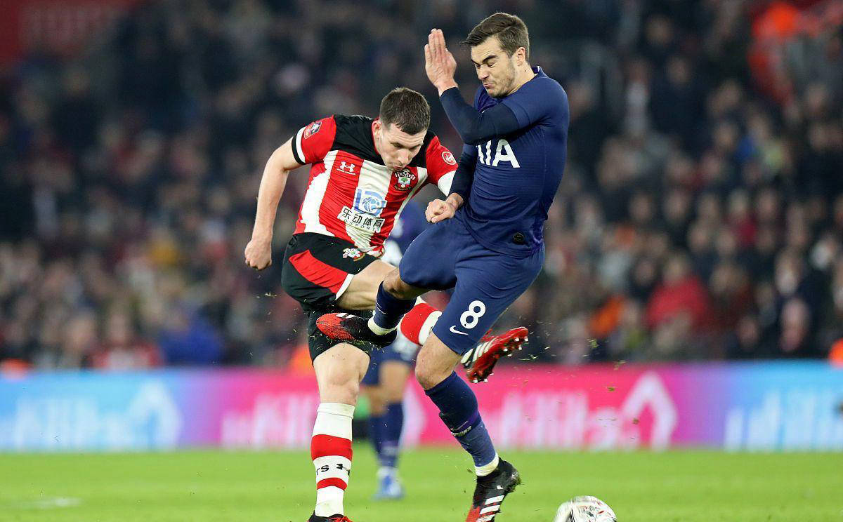 开云平台-里昂防线表现抢眼，稳固球队胜利基石