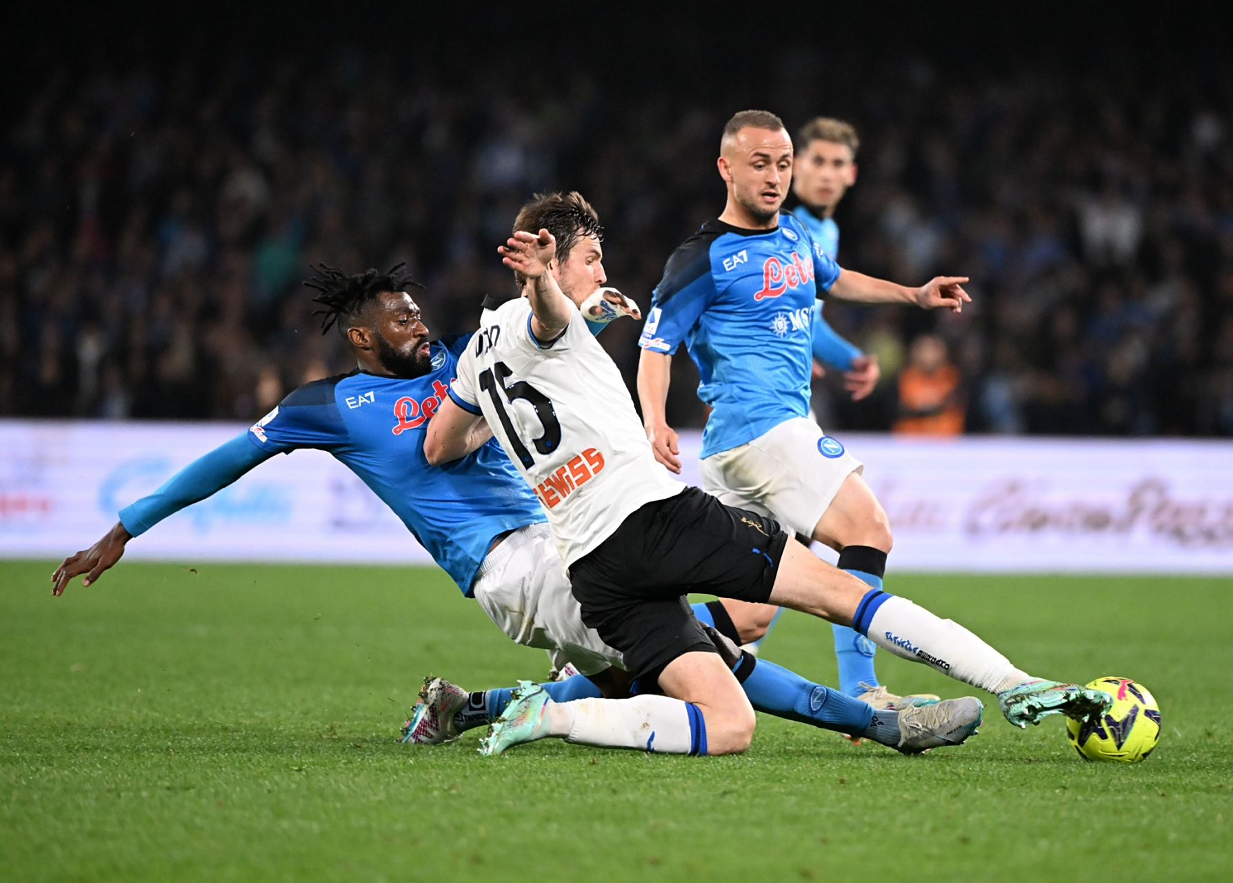 亚特兰大中后卫受伤，解放军防线脆弱