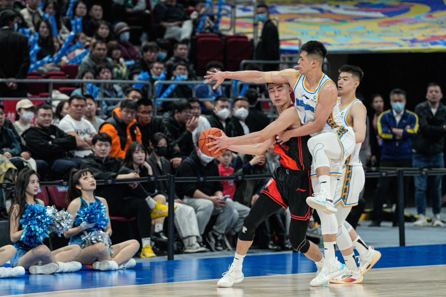 体育比赛战况激烈，多位选手争先恐后冲刺