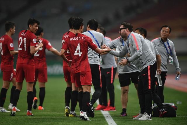 上港胜深圳，主场连胜，稳固次席位置的简单介绍