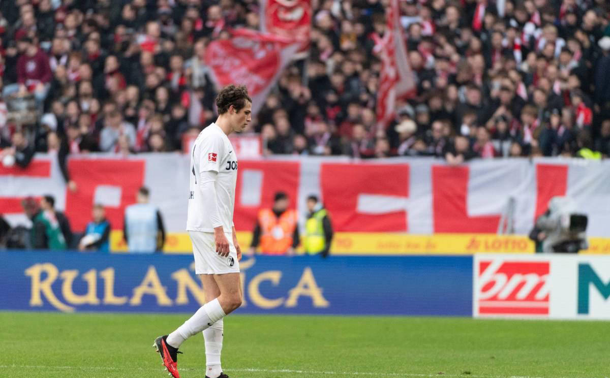 奥格斯堡主场轻松击败对手，保持火热状态