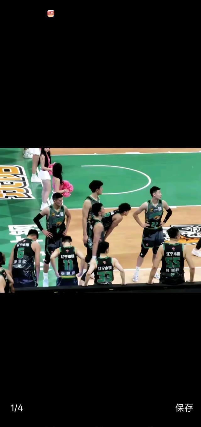 开云体育中国-激烈对抗！球员间接触频繁引发争执