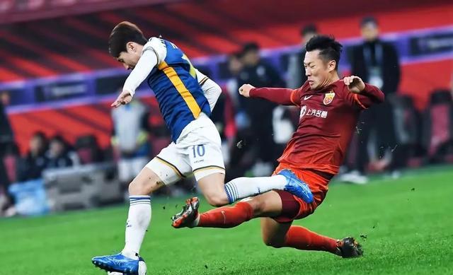 激烈对抗！球员间接触频繁引发争执