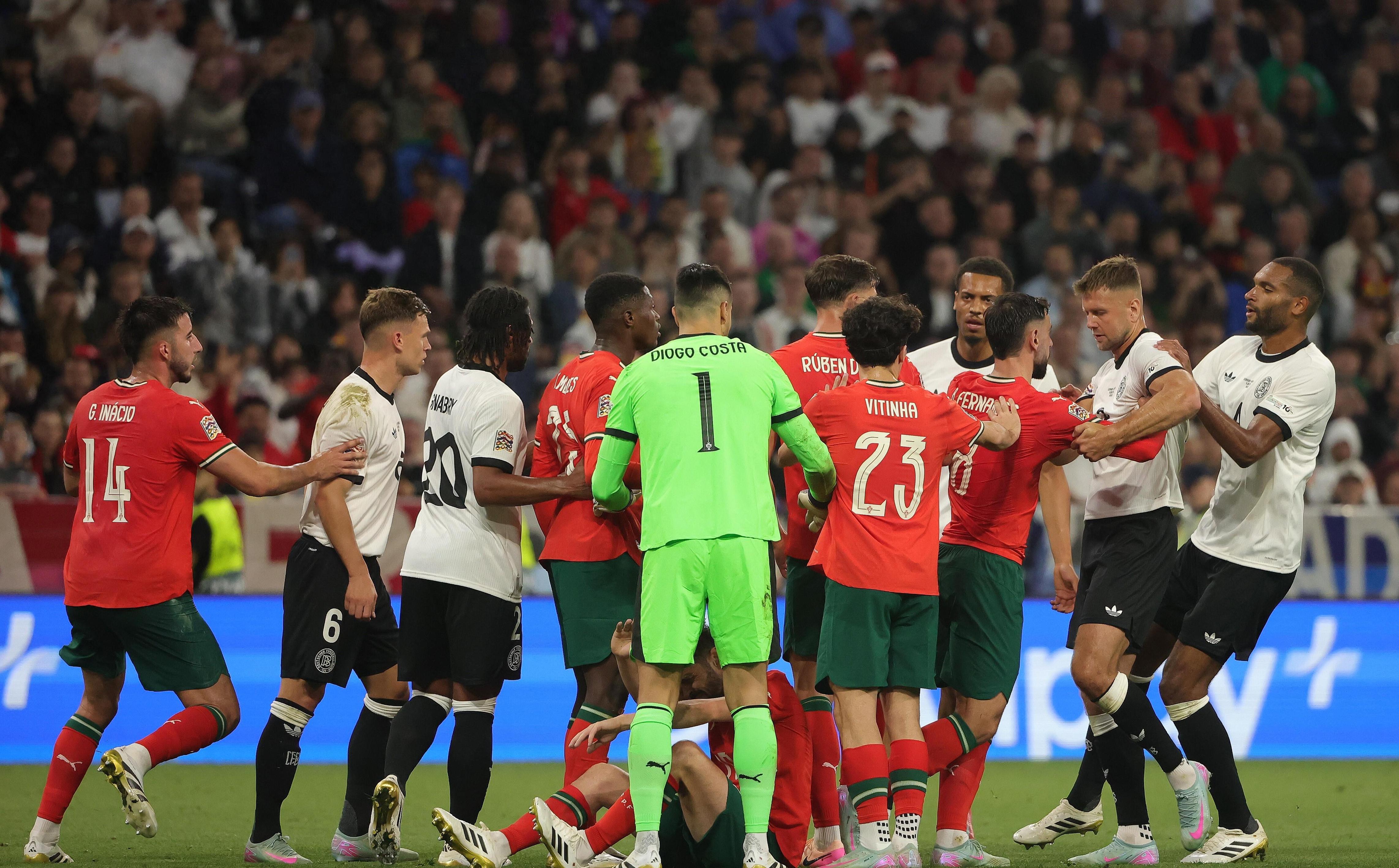 欧国联比赛再掀热潮，球队决战现场观众热情高涨