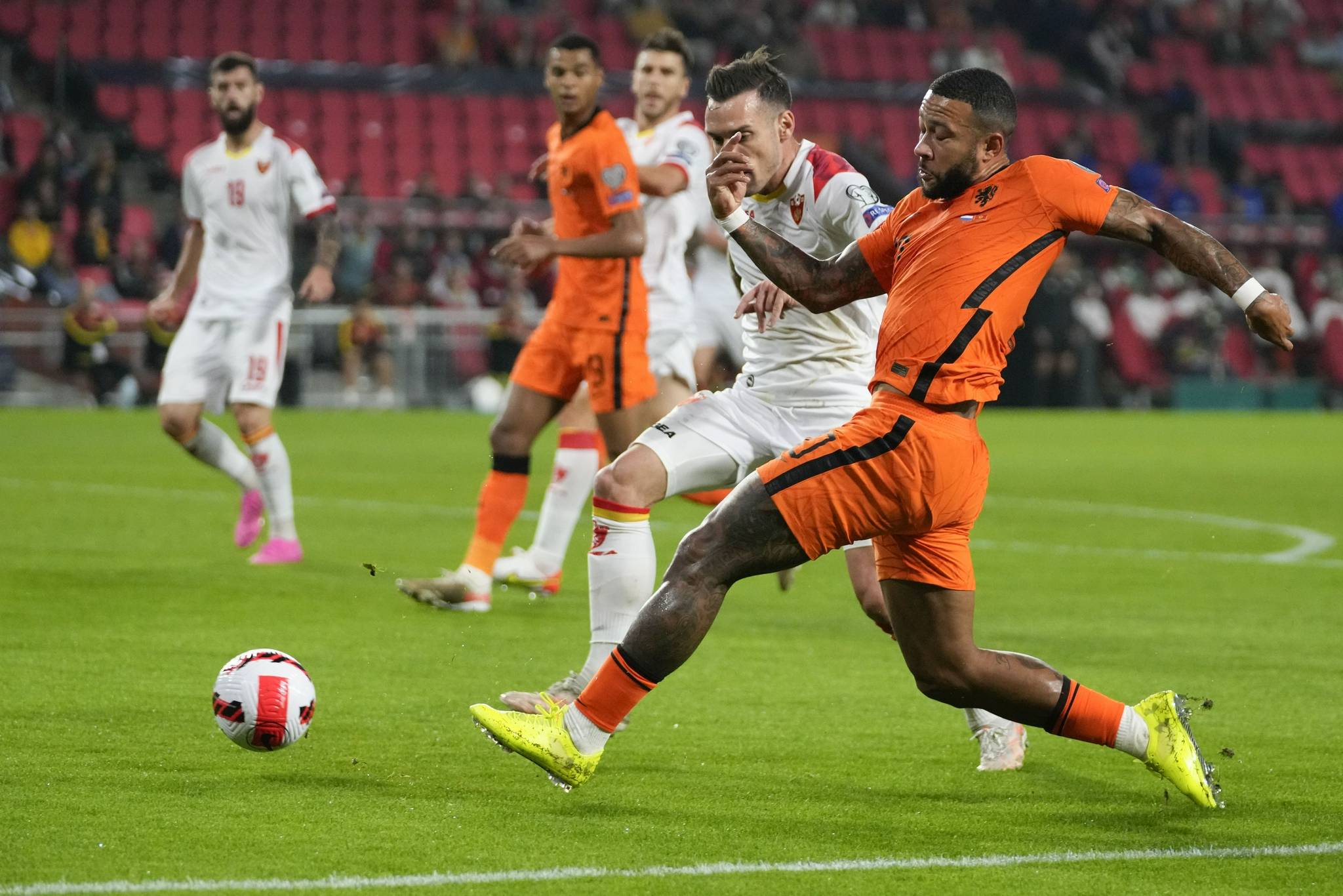 开云体育在线-欧洲联赛中强强对话的对抗再次上演