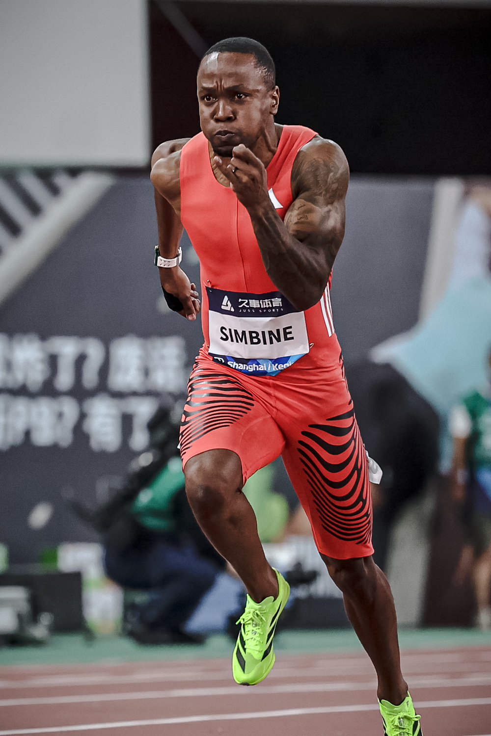 开云体育登录-南非田径健将闪耀赛场，冲刺第一