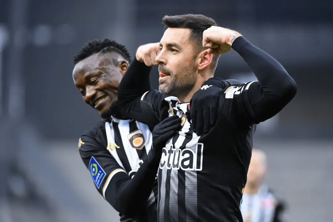 开云体育-包含卡昂客场战平特鲁瓦，保持不败纪录的词条