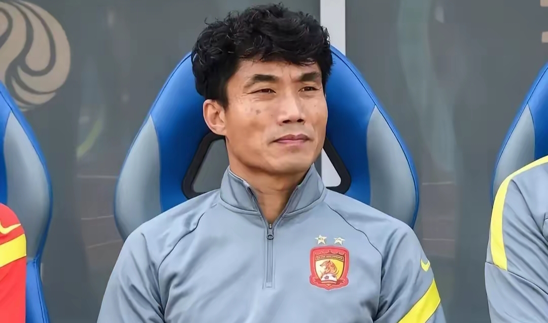 开云下载-郑智在沙尔克表现低迷，遭到球迷批评