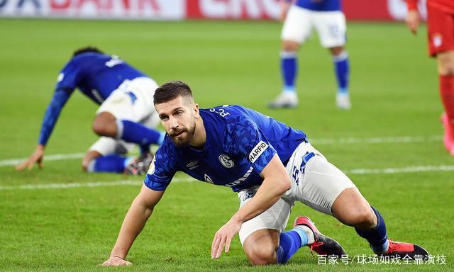 郑智在沙尔克表现低迷，遭到球迷批评