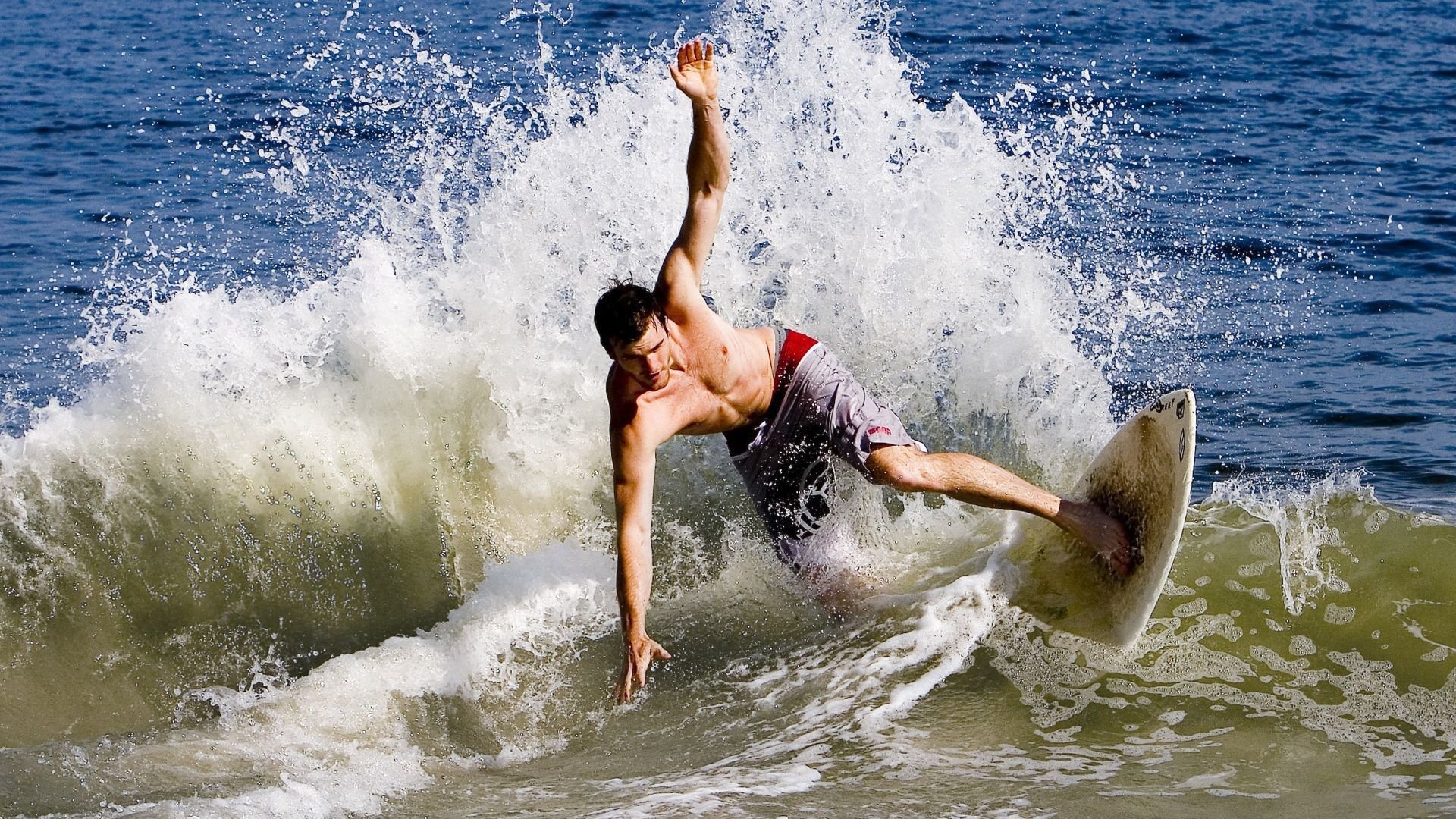 总决赛硝烟险胜红土王冠，兹维列夫用钢铁意志完成史诗救赎